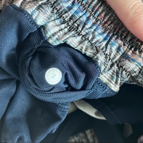 Lululemon | Hotty Hot Short Long 4" Digital Oasis Grey Multi Size 2 - Picture 9 of 9